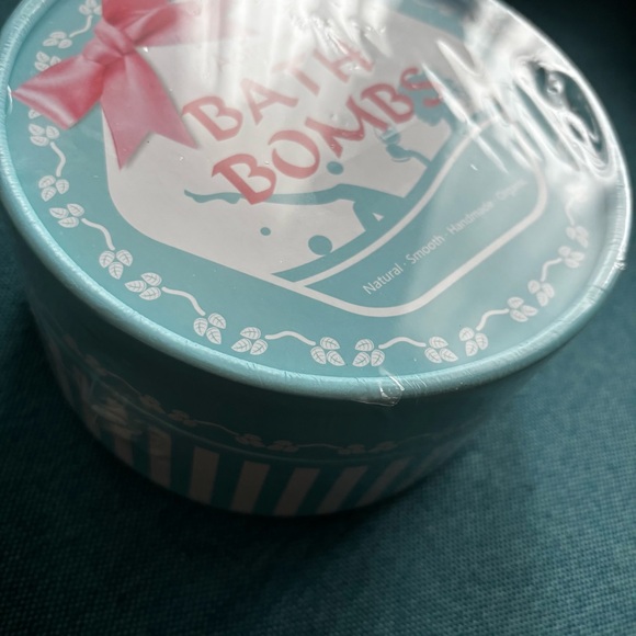 Organic Handmade Bath Bombs Set in Round Metallic Box - Picture 3 of 5